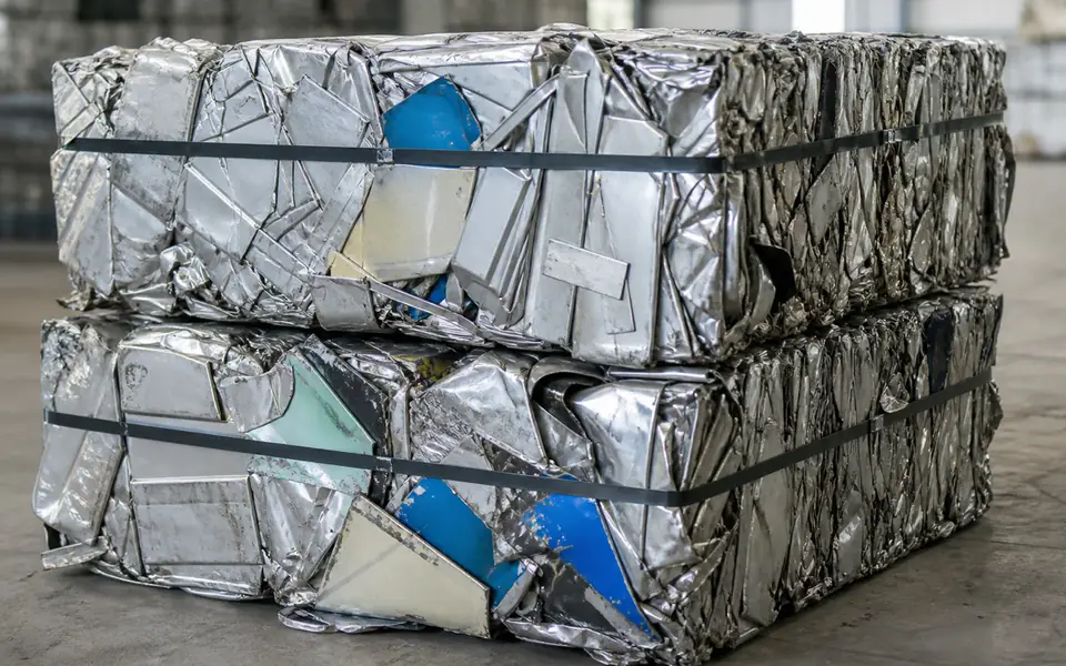 Dense strapped bales of mixed aluminium sheet scrap